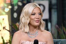 She is best known for her role as donna martin in the 1990s teen soap opera beverly hills, 90210. Bh90210 Tori Spelling Shuts Down Rumors That S She S Broke And Can T Pay Her Bills