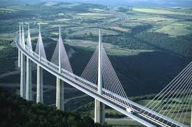 El Viaducto De Millau En Aveyron Francia Es El Puente Mas Alto Del Mundo Con Imagenes Puentes Puente De Los Suspiros Lugares De Europa