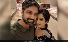 Shreya, who has named her son devyaan mukhopadhyaya the singer shared the image on instagram where she can be seen holding her son in her arms and staring at him while husband shiladitya keeps his. Shreya Ghoshal Birthday Special Read Singer Love Story With Husband Shiladitya Mukhopadhyaya Bday Spcl à¤¸ à¤• à¤² à¤° à¤¯ à¤¨ à¤¯à¤¨ à¤® à¤® à¤² 10 à¤¸ à¤² à¤¤à¤• à¤šà¤² à¤…à¤« à¤¯à¤° à¤ªà¤¢ à¤¶ à¤° à¤¯ à¤˜ à¤· à¤² à¤• à¤²à¤µ à¤¸ à¤Ÿ à¤°