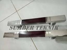 Pintu dapur minimalis dua daun, dengan desain yang tipis dan tanpa motif atau ukiran apapun, menciptakan kesan minimalis yang maksimal bagi dapur anda. Handle Pintu Rumah Coklat Kayu Tarikan Pintu Dua Pegangan Gagang Pintu Terbaru Agustus 2021 Harga Murah Kualitas Terjamin Blibli
