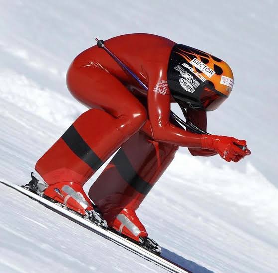 Ivan Origone as he broke the world record for fastest speed ever recorded on skis (254km/h - 158 mph) : r/interestingasfuck