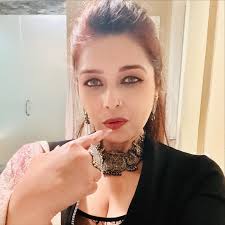 Life lately… You & Me …but in between recordings, music releases, gigs,  travel, 🎤💫 grateful…I'm just thankful to be alive to be doing it. 🙏❤️  #simantineeroy #youandme #ᴘʜᴏᴛᴏᴅᴜᴍᴘ #whichonetochoose #GratefulHeart  #weddingemcee #giglife