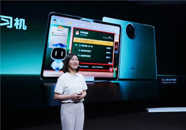 新定义“AI老师”,小度推出全球首款基于文心大模型的学习机Z30_TOM资讯