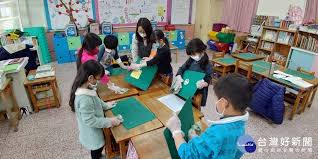 除維生、秩序維持及必要性的醫療和公務之外，全面停班停課。 封鎖疫情嚴重的鄉政市區或縣市，管制人員出入，民眾留在家中不得外出。 【嚴選防疫好物】pm 0.075 99% 最有效的防護 >> :dc 克微粒®口罩 é˜²ç–«åœèª²æ¨™æº–å‡ºçˆæ•™è‚²éƒ¨ 1ç­1äººç¢ºè¨ºå…¨ç­åœèª² 1æ ¡2ç¢ºè¨ºå…¨æ ¡åœèª² å°ç£å¥½æ–°èžtaiwanhot Net