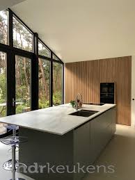 strakke keuken met bijzonder houten wand houten keuken keuken huis interieur