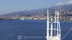 In recent years, there has been much talk of constructing a bridge to facilitate and improve communication. Messina Siziliens Handelszentrum