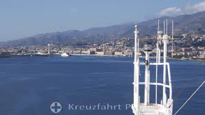 Messina, city and port, extreme northeastern sicily, italy, on the lower slopes of the peloritani mountains, on the strait of messina opposite reggio di calabria. Messina Siziliens Handelszentrum