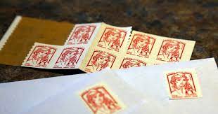 Le terme distribution couvre aussi bien la distribution physique du produit que sa commercialisation, sa promotion, etc. Vie Quotidienne La Poste Songe A Arreter Le Timbre Rouge Pour Le Courrier Prioritaire