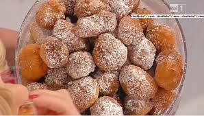 In particolare, oggi vi proponiamo la ricetta delle castagnole ripiene con crema pasticcera, crema alla nocciola e ricotta. Castagnole Di Anna Moroni Ricette Ripiene Ricotta Mandorle