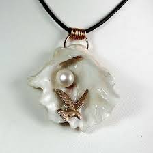 342u 026 Pendentif Mouette En Bronze Perle D Eau Douce Blanche Coquille D Huitre Breizh Bijoux Fran Zainal Bijoux Faits Bijoux Fait Main Perle Huitre Bijoux