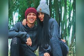 El 'influencer' colombiano conocido como 'la liendra' y su novia dani duke causaron controversia en redes sociales luego de usar pasamontañas para no ser reconocidos por la calle, mientras daban un paseo por diferentes lugares emblemáticos de bogotá. Novia De La Liendra Le Celebro Cumpleanos En Motel