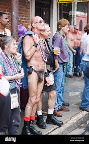Mardi Gras juerguistas, barrio gay cerca de Bourbon St., en el Barrio  Francés de Nueva Orleans, Luisiana, U S A. ningún modelo de liberación  Fotografía de stock 