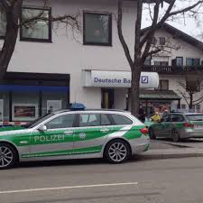 Deutdemm714 bic (bank identifier code) deutsche bank bank. Alarm Unbekannter Uberfallt Bank In Grunwald Munchen Landkreis