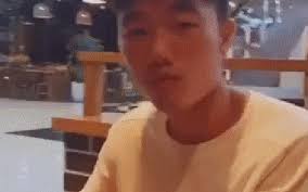 Xuân Trường cao hứng, lắc lư theo bản hit của Jack với biểu cảm gây cười:  Phiêu nhưng vẫn sang