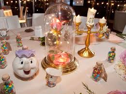 Bei Dieser Hochzeit War Die Deko Auf Jedem Tisch Von Einem Anderen Disney Film Inspiriert Disney Hochzeit Disney Hochzeitsideen Tischdekoration Hochzeit