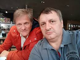 Două personaje în căutarea unui frizer