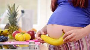 Grávidas que comem banana têm maiores chances de ter bebê de 1 sexo - Bebê  Mamãe