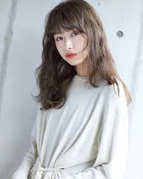 丸顔女子に似合うロングヘアは 小顔見えする髪型 おしゃれなヘアスタイルまとめ lamire ラミレ 髪型 丸顔 丸顔 髪型 髪型 ロング