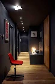 12 Idees Deco Pour Styliser Un Couloir Long Etroit Ou Sombre Peintures Sombres Peinture Gris Anthracite Plafond Gris