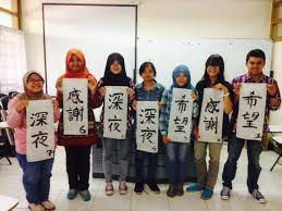 Jadi, perbedaan sastra anak dan sastra dewasa terdapat dalam hal tingkatan pengalaman yang dikisahkan dan tingkatan proses pemahaman, bukan pada hakikat kemanusiaan yang dikisahkan. Berbagai Tipe Mahasiswa Penghuni Kampus Sastra Rencanamu