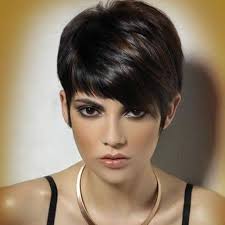 Naviga tra le immagini della galleria utilizzando le immagini sotto. Capelli Corti Con Ciuffo Laterale Il Look Dell Estate 2020 Capellistyle