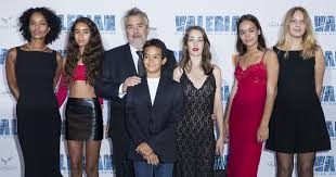 Pin En Une Famille Formidable Avec des parents baignant dans le milieu artistique. pin en une famille formidable