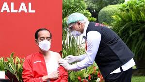 Jokowi lahir di surakarta pada 21 juni 1961 dari pasangan noto mihardjo dan sudjatmi. Di Balik Kaus Kutang Jokowi Untuk Vaksinasi Ke 2 Corona