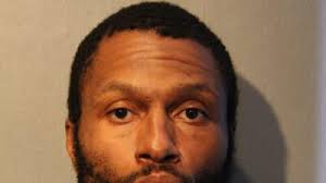 Según autoridades hombre es acusado de intento de asesinato contra una  estudiante de DePaul