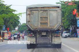 Nghệ An: CSGT nói gì về xe tải chở cát gây ô nhiễm môi trường?