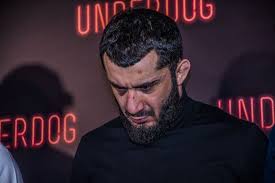 Długowłosa piękność jest uważana za jedną z. Mamed Khalidov Zona Aju Pl