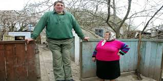 Le plus petit homme du monde se nommait chandra bahadur dangi. Qui Sont Les Hommes Et Les Femmes Les Plus Grands Du Monde Afrikmag