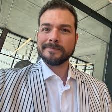 Kris Tomlinson's Instagram, Twitter & Facebook