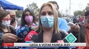 Yo creo que parte de la decisión de pamela jiles de ir o no a una presidencial, tiene que ver de si ella es capaz de traspasar su popularidad a su pareja, señala al respecto el académico. Er0331asftop9m