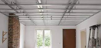 Pour une pièce dont la hauteur est assez élevée, la pose d'un faux plafond peut constituer une solution salutaire, qui plus est pratique. Poser Du Placo Au Plafond