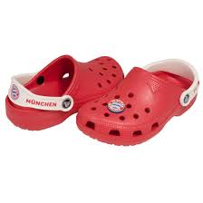 For spring, shine in bright yellow crocs or pastel pink crocs. Crocs Beach Fc Bayern Munchen Soccer Modell Sandalen Online Kaufen Bergfreunde De
