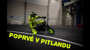 Salač má přímý postup do druhé. Poprve V Pitlandu Elektro Motorka Pady Zavodnik Motogp Youtube