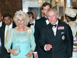 Its designers know what flatters the growing figure and use this. Camilla Parker Bowles Mit Diadem Von Queen Mum Bunte De