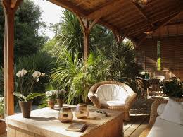 Une Maison De Vacances Tres Coloniale Elle Decoration Maison De Vacances Maisons Exotiques Maisons Coloniales