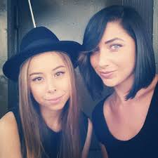 08 Cortes de pelo bob Moreno marco castaño pelo liso flequillo en onda  homogénea raya lateral