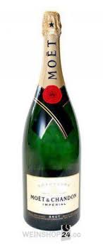 Unter leitung von kellermeister benoît gouez werden die trauben von den moët & chandon winzern vorsichtig gepresst, damit nur der reinste saft extrahiert wird, um einen klaren, fruchtig frischen wein zu erzeugen. Moet Chandon Brut Imperial Champagner Magnum