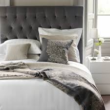 Le Linge De Lit Design La Subtile Impression De Luxe Indispensable Archzine Fr Lit Design Tete De Lit Grise Lit Capitonne