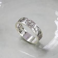 Studio jewellery focuses on fashion and specialised 925 sterling silver rings including midi and knuckle, thumb and stackers. 925 Sterling Silver Tulip Cutout Ring Silvery Jewellery