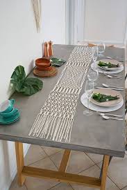 A Bohemian Inspired Macrame Table Runner Just In Time For The Entertaining Season Perfect For Wedding Styling Christmas Feasts Dinn Ideias Artesanato Supla