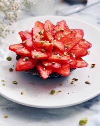 C Est La Saison Des Fraises Tartelettes Aux Fraises Creme Diplomate A La Pistache Quoi De Plus Gourmand Pour Le Desser In 2020 Food Strawberry Fruit