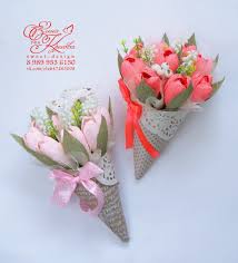 как сделать бутон розы из гофрированной бумаги без конфет Bukety Iz Konfet Associaciya Svit Dizajnerov Flower Crafts Flower Packaging Paper Flowers