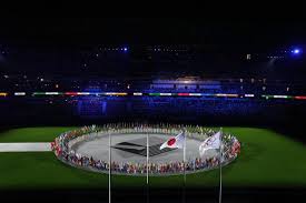 Die olympische fackel wurde von acht bedeutenden chinesischen sportlern, wie dem ersten goldmedaillengewinner chinas bei olympischen spielen oder gao min, durch das stadion getragen, bevor sie an li ning übergeben wurde. Pxn0gy9waezfxm