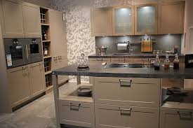Leicht Musterkuche Rahmenfront In Sandgrau Mit Gaggenau Geraten Ausstellungskuche In Ubach Palenberg Von Rochtus Kuchend Musterkuchen Kuche Ausstellungskuchen