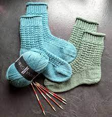 Damit selbst gestrickte socken lange halten, muss die verwendete sockenwolle robust sein und einiges aushalten können. Dicke Socken Socken Stricken Dicke Socken Socken Stricken Anfanger