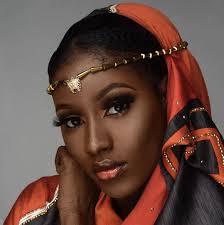 Our #FeatureFriday is Simple and Sweet 🍫😍 in this soft contoured and  bronzey makeup look using our Buttercup Setting Powder to bake and set!  🔥❤️🤎✨ 📸: @beautyglow___ #SachaCosmetics #WarmTones #DarkSkinnedBeauty  #Friyayyy