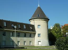 Ancien Parc A L Anglaise Du Duc D Orleans Egalement Sur Commune Des Pavillons Sous Bois Et Lycee Albert Schweitzer A Le Rainc En 2020 Le Raincy Pavillon Maison Style